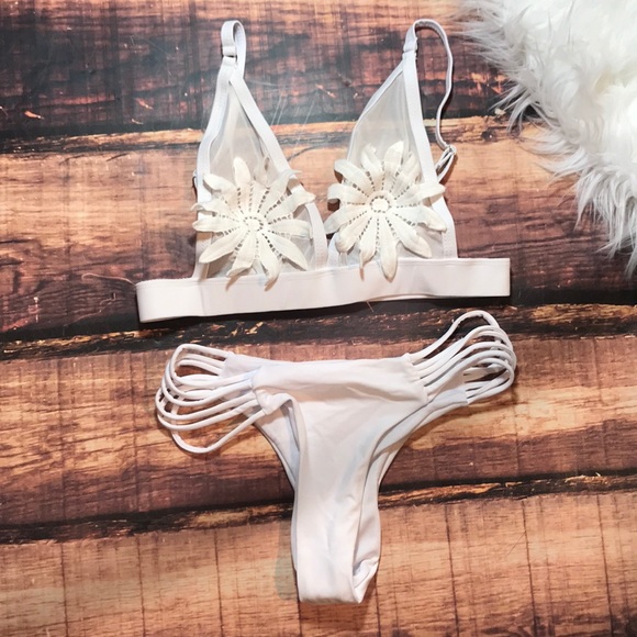 << White Flower Mesh Strappy Cheeky Bikini >> - Picture 2 of 8